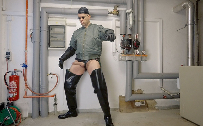 GERMANE_XL: Cum Shots Xl v gumových waders (3)