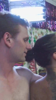 Tory Lane revient sucer et baiser un fan du squirt avec ses copines !