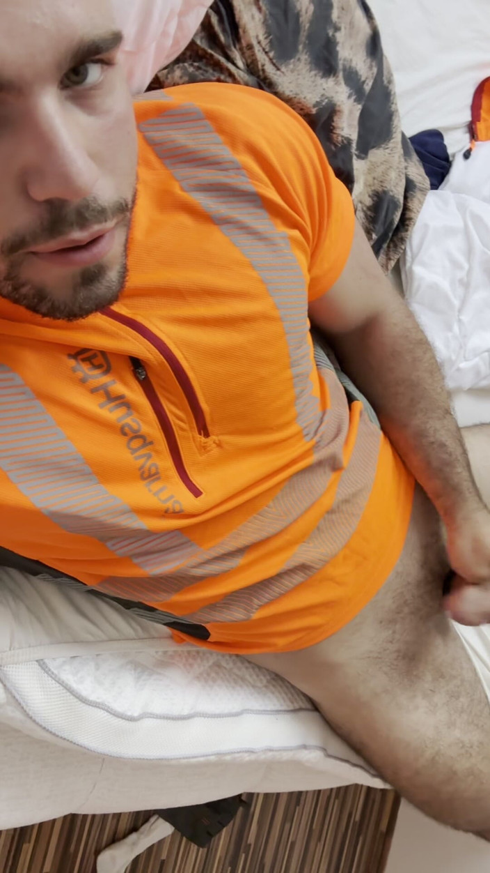 Tyler Blake: Lumberjack în Hivis își masturbează pula uriașă și venerarea mușchilor