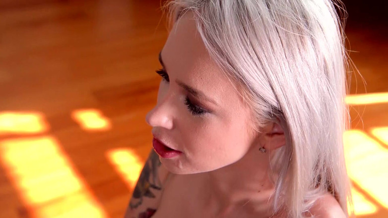 Anal lover: 完美的娇小屁股 18 岁喜欢深深插入菊花