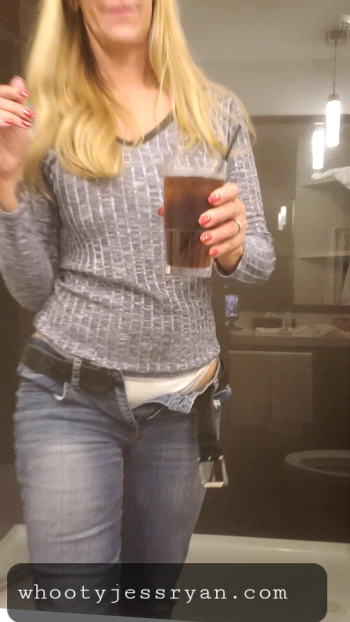 JessRyan: Quente esposa milf camgirl Jess Ryan se exibindo em quarto...