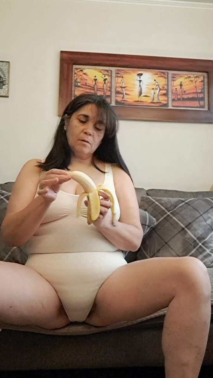 Mommy big hairy pussy: Cewek sange ini lagi asik ngusap toketku pakai dildo sampai...