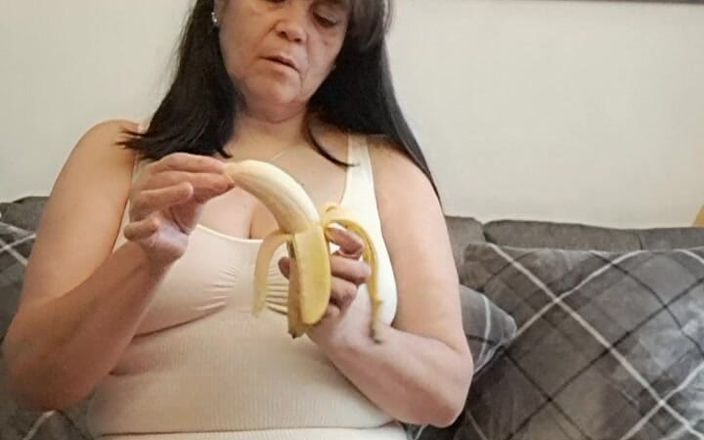 Mommy big hairy pussy: Dildo mi třelo prsa a nakonec se strčil do její...