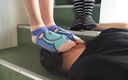 Femdom Austria: 점프 소녀를위한 단계 카펫을 짓밟기.