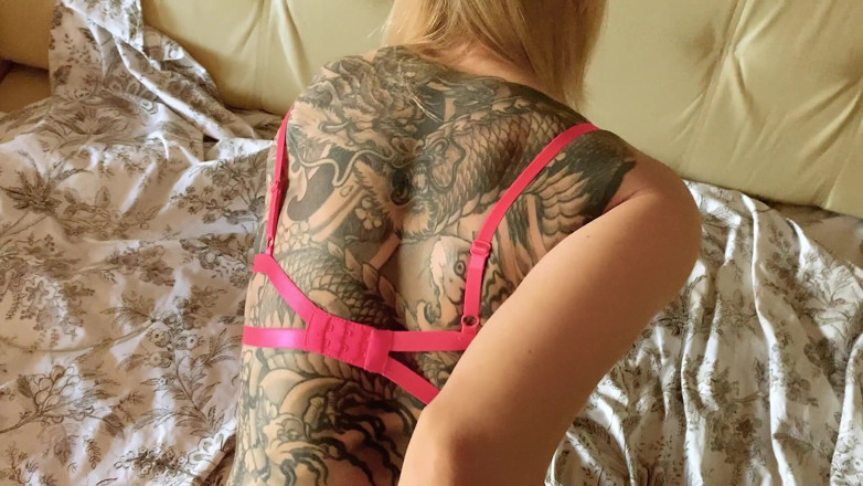 Crunchy deal: Hot girlfriend in pink lingerie started sucking on the doorstep