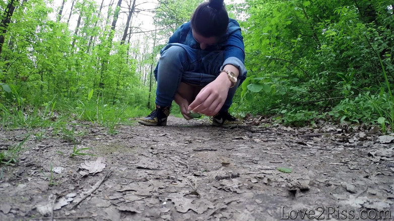 Love 2 Piss: All natural - Ingrid is peeing and wiping herself with a...