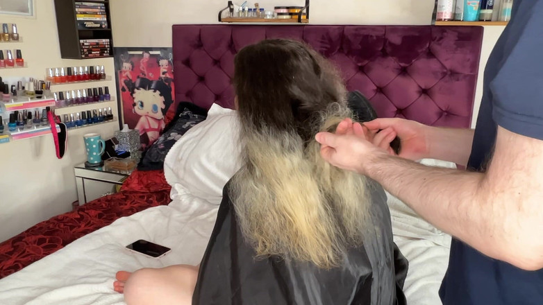 MissFFW: FFWは彼女のアンダーカットをクリッパーシェーブでリフレッシュしています