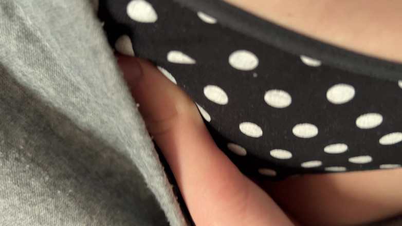 Mia Foster: Abang tiriku crot di celana dalamku yang bejat dan aku...