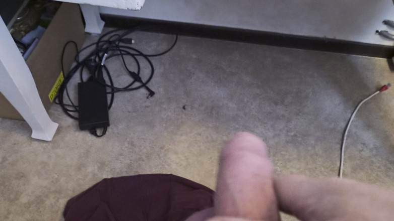 Pellefnatt: Arkadaşım Sandalyede Oturuyor Ve Aletiyle Oynuyor, Yapay Penis Sürüyor