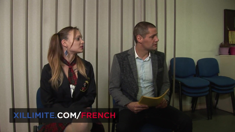 French girls at work: sundar kamsin ki tichar ke desk par chudaee