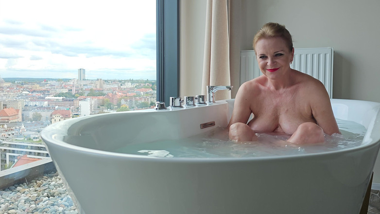 Misses_Jenny: 泡風呂の楽しみ - 前触れ