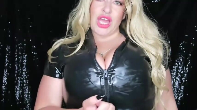 Miss Krystal Goddess: Lateks videoda hh göğüsleri tarafından büyülenmiş