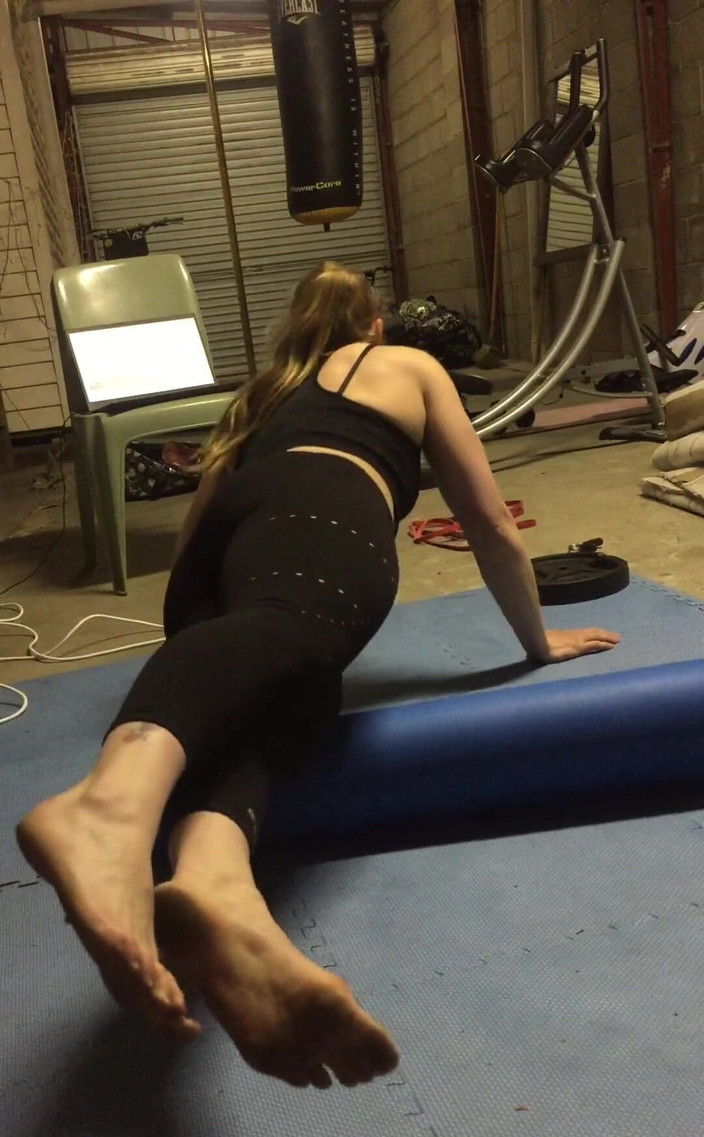 Michellexm: Étirement en noir