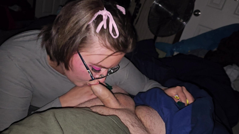 Funhousewife69: Le dio una mamada sexy con arcos en mi pelo...