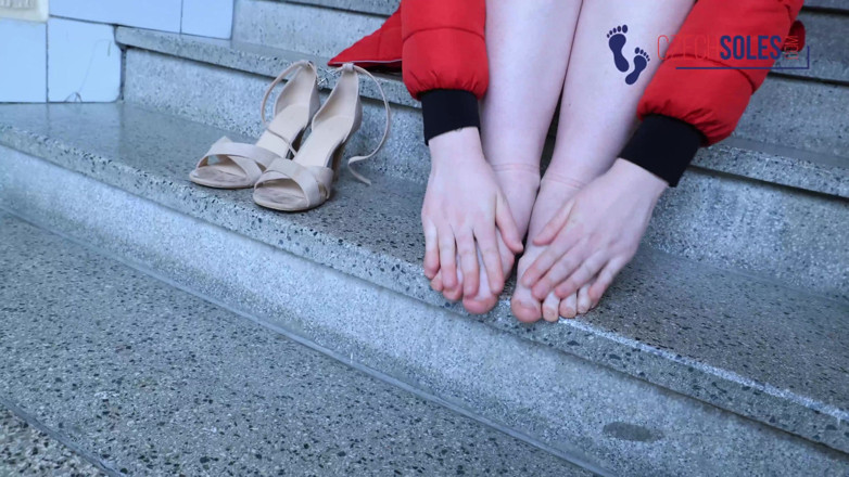 Czech Soles - foot fetish content: La pesadilla de pies heridos y helados de pelirroja