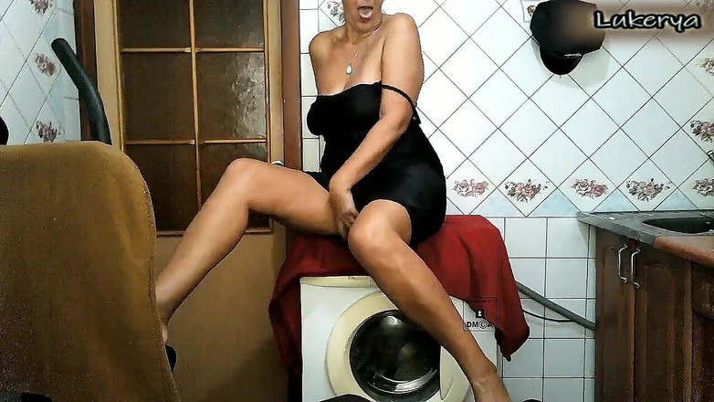 Lukerya: Dona de casa solitária em um vestido preto apertado sem...