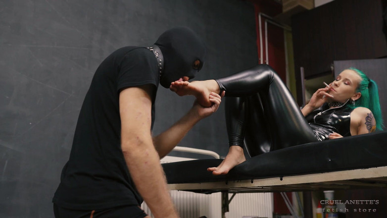 Cruel Anettes fetish world: 她的脚在他的嘴里