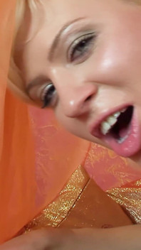 MILF blonde semula jadi yang cantik dengan tetek dan pantat yang bagus mahukan seks panas