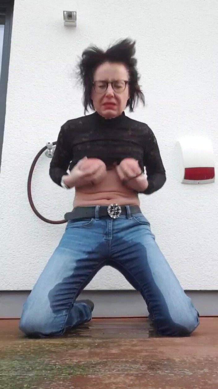 JulieEroticDress: Squirt in Jeans