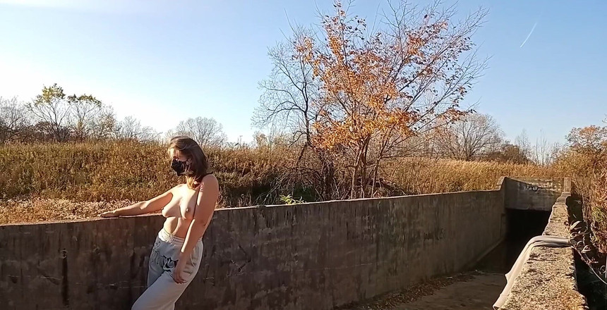 Juli Smith Meow: 제가 약속한 대로, 버려진 터널 근처의 백스테이지 비디오(또는 무엇이든 간에)