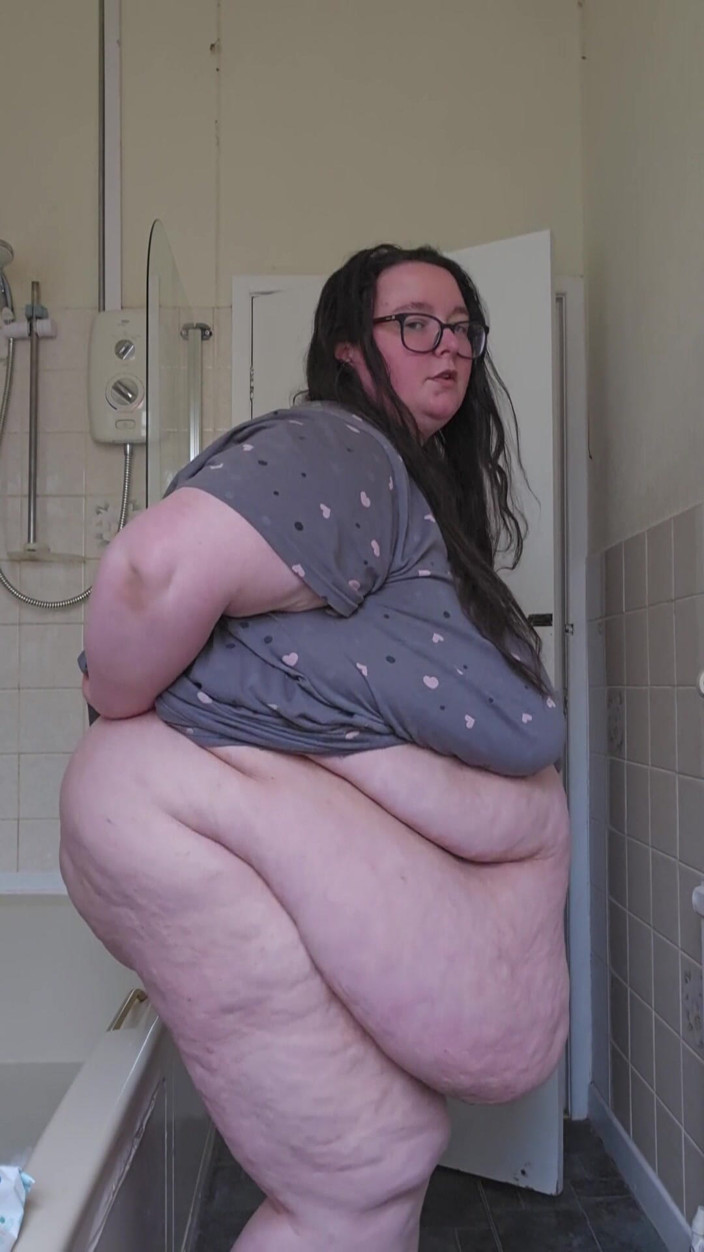 SSBBWLadyBrads: Une SSBBW se déshabille dans la salle de bain, exploration...
