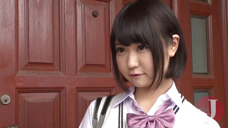 Asian happy ending: Studentessa asiatica che ciuccia il cazzo e si prende la...