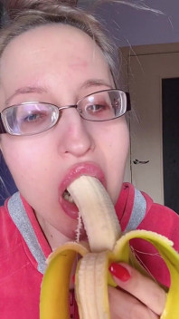 ASMR Mange du rouge à lèvres rose banane - fétiche des lèvres, fétiche de l’alimentation, rouge à lèvres, lunettes