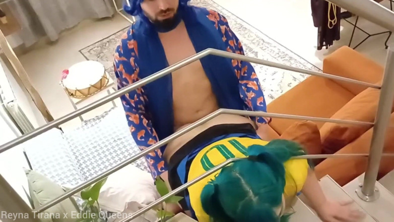 Eddie Queens: Miku Brasilera Se Queda Atascada En Las Escaleras Y Kaito...