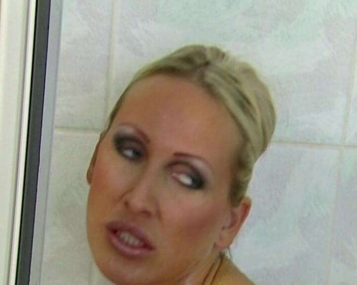 Erotic Planet Studio: 샤워 중 발정난 마누라