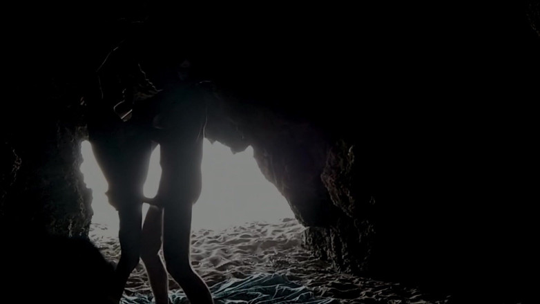 Magia Rosa: Couple recorded at the beach, inside the cave