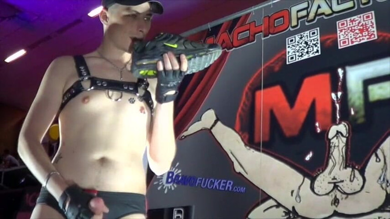 Gaybareback: Pappa knullar barbacka en twink