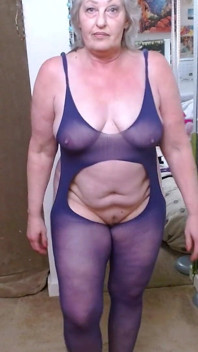 1378 丰满丰满的老熟女Dawnskye带给你一个新的身体托架游行