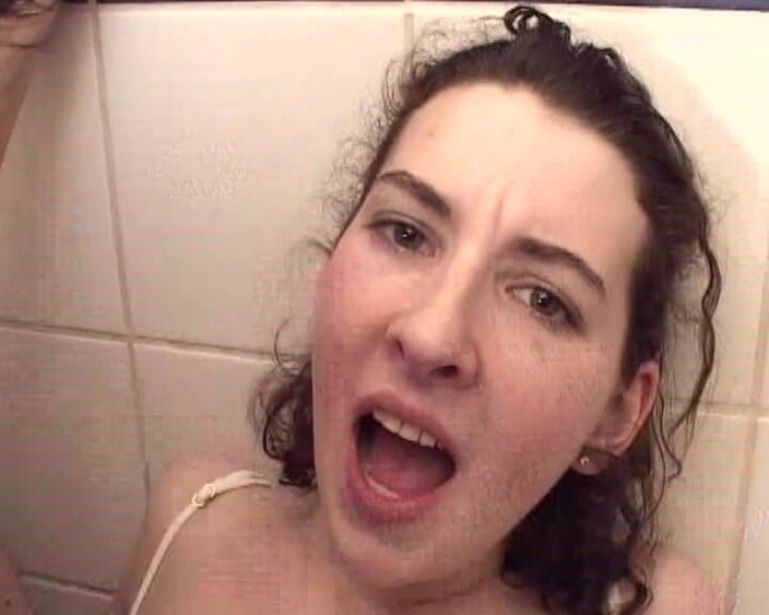 Filles Francaises: Gagică franceză păroasă în cur în baie