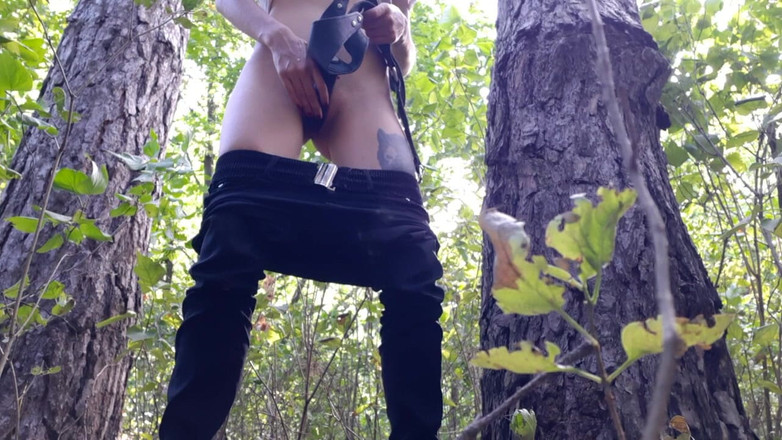 Lesbian-candys: 숲에서 아무도 보지 않고 섹스하는 첫 번째 스트랩 - Lesbian-candys