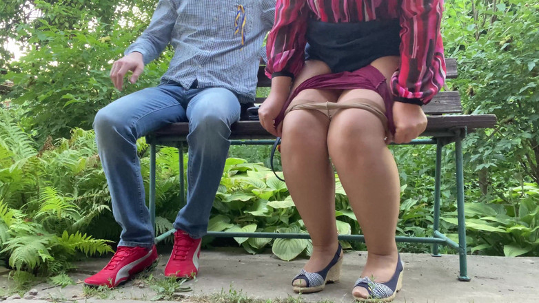 OurFetishLife: Gorąca MILF ze wspaniałą dupą wkłada podkładkę na zewnątrz podczas...