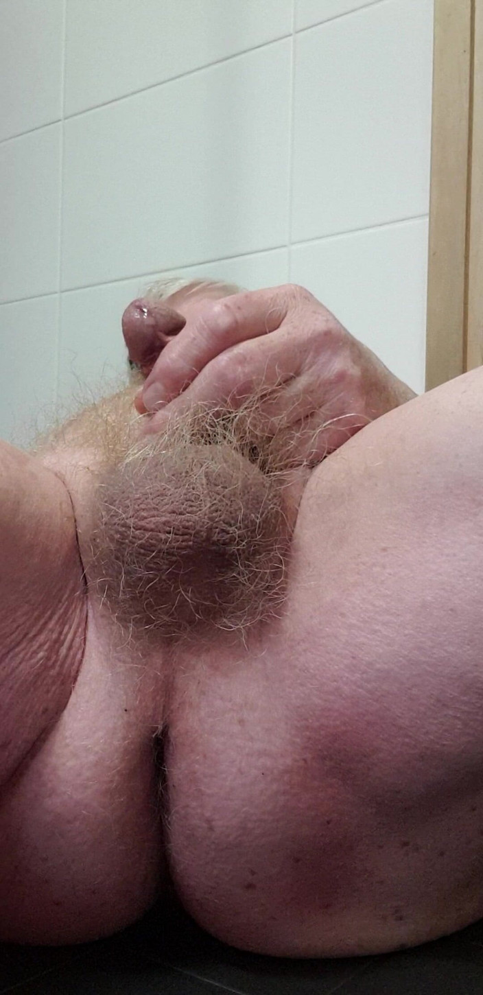 Redhairy4u: Tiny Dick se pișă și ejaculează