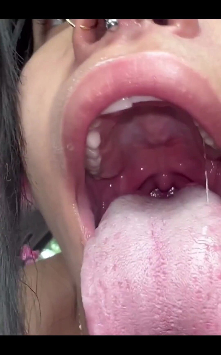 theunholychi: Nedbalý dildo sání na zadním sedadle