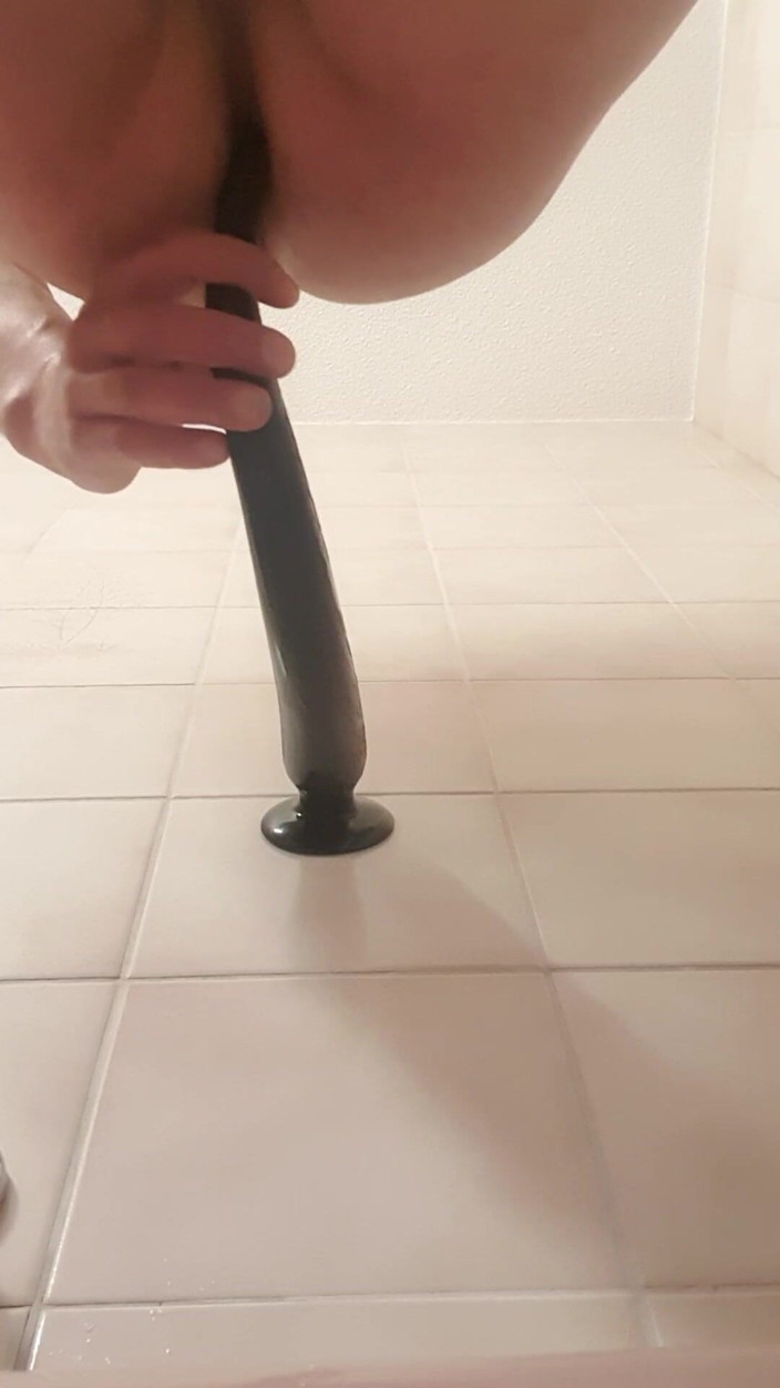 Timmyboy: Timmyboy faz vibrador de 50cm desaparecer no banheiro