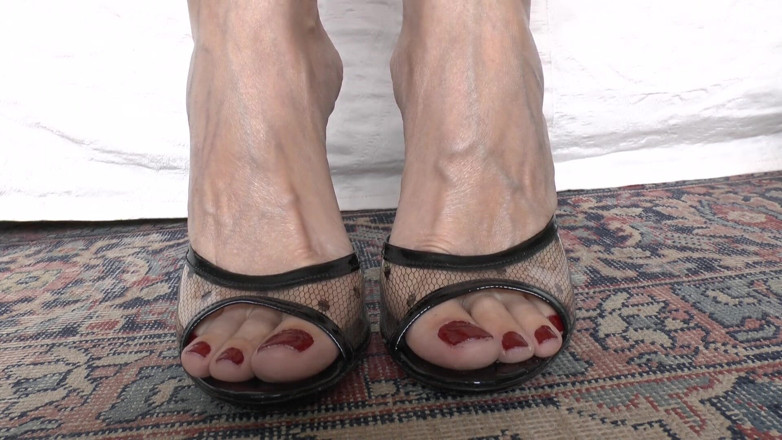 Lady Victoria Valente: Mature, Sexy Feet in Sexy High-heeled Mules