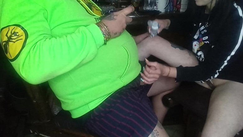 MysticBella: Honí mu s jeho mrdkou nad mýma rukama