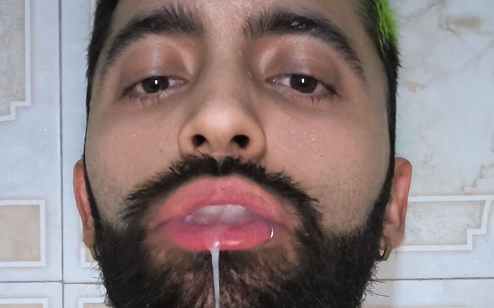 Camilo Brown: Camilo Brown sacudiendo su gran polla sin cortar en la...