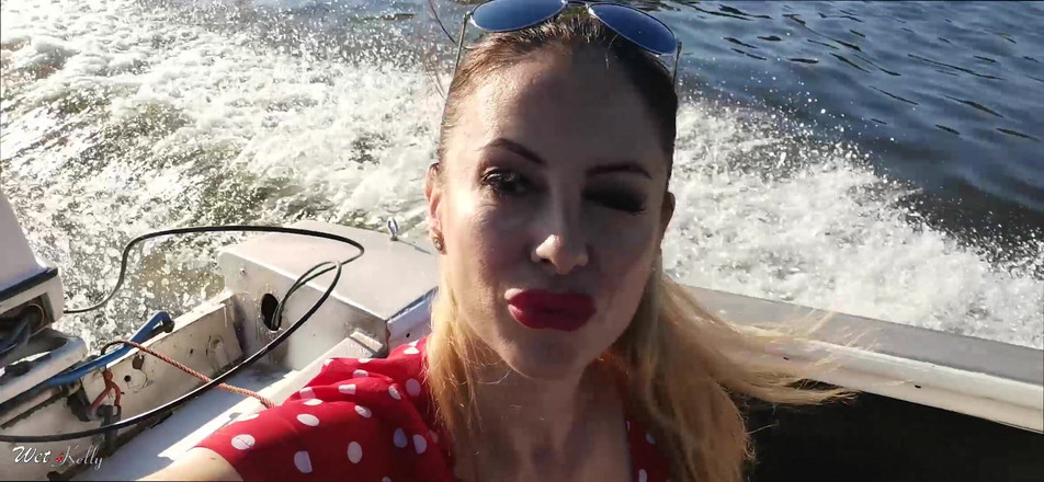 Wet Kelly: Aku pamer tubuh bahenolku di atas perahu bareng teman-temanku