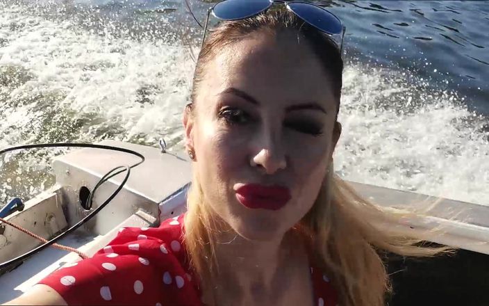 Wet Kelly: Saya berkelip badan seksi saya di atas bot menunggang dengan...