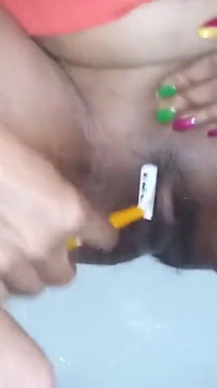 印度女孩在浴室里刮她的阴户