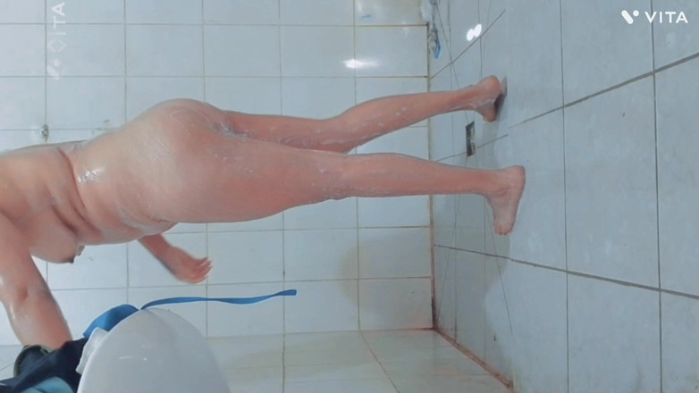 Kamila6922: 我的邻居在我自己家的房间里等我