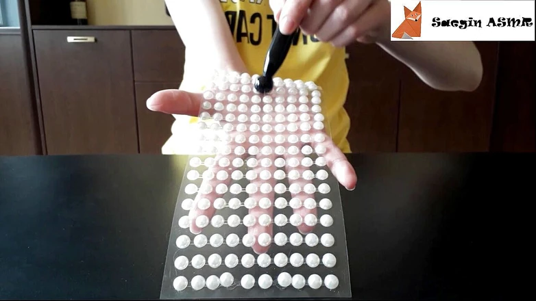 Saegin: 1[ASMR] Scratching rhinestones (no talking)