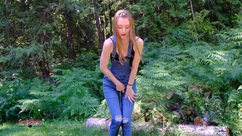 Destination Kat: Pinkeln mit overalls und masturbieren