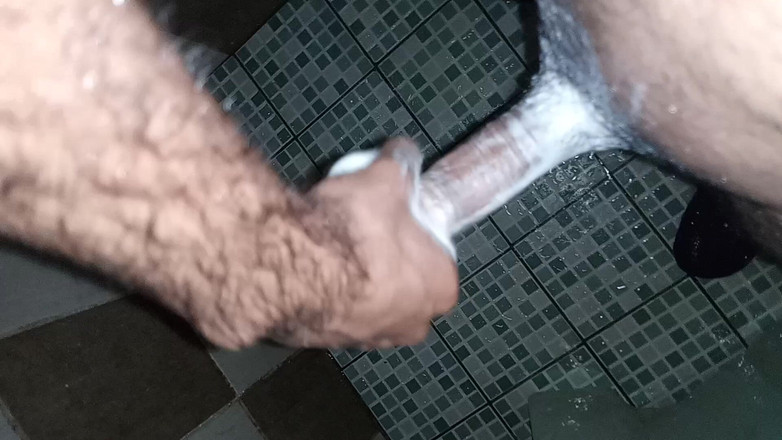 Cute boy jerks off: In der Glückseligkeit mit Seife und Wasser, die schneller zum...