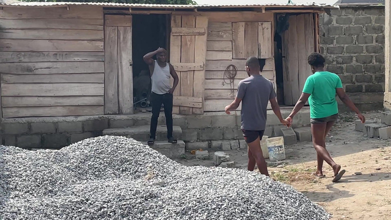 Creamyshuga: Ззаду будівлі до її подруги