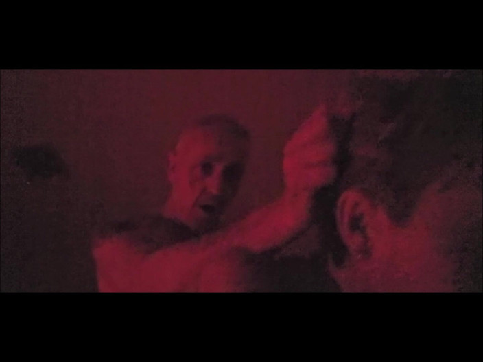 SilverFux: Un tip excitat fute o curvă matură într-o cameră roșie sămânță.